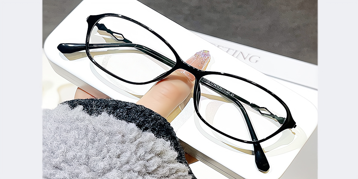 Black Oval Exquisite Lightweight Mixed Materials Eyeglasses